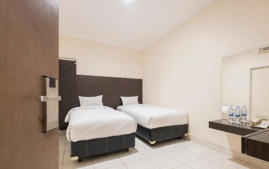 New Legend Hotel Makassar Exterior foto